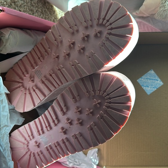 Sugar Thrillz pink fuzzy ankle booties 8 - Picture 6 of 10